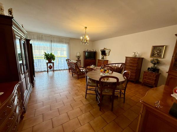 Appartement T3 de 77 m² vendu occupé avec terrasse parking et cave résidence avec ascenseur quartier Iéna Carcassonne