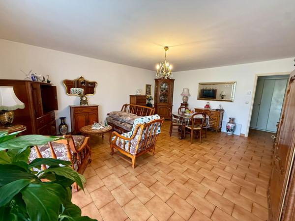 Appartement T3 de 77 m² vendu occupé avec terrasse parking et cave résidence avec ascenseur quartier Iéna Carcassonne