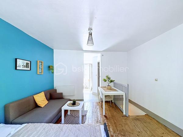 Rare à la vente, bon rendement locatif dans secteur recherché, proximité de l'hôpital.

 Immeuble de rapport – Local commercial + T1 avec Garage - 

La Tronche, 89 Grande Rue,  je vous propose à la vente un immeuble composé :

- Au RDC :
Un local offrant de nombreuses possibilités d'exploitation ( commerce, bureau, profession libérale, activité de service...)
Le local ( de type T2) , bénéficie de deux pièces dont un coin cuisine équipée + une salle d'eau et un toilette. 
Son accès donne directement sur la Rue.

- Au 1er étage :
Un appartement de type T1 rénové, lumineux et fonctionnel, avec deux balcons.
Composition: 
-  une cuisine équipée avec balcon donnant sur une cour
-  un salon/ chambre avec balcon
-  une SDB et wc

Un garage est compris dans le prix.

Caractéristiques :``
- Aucune charge
- Chauffage électrique
- rénové

Vous êtes à la recherche d'un bien pour votre activité professionnelle avec l'avantage d'habiter au dessus, alors ce logement est fait pour vous.