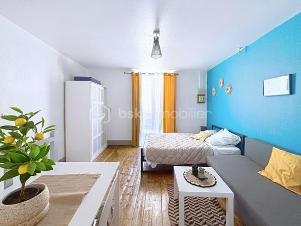 Rare à la vente, bon rendement locatif dans secteur recherché, proximité de l'hôpital.

 Immeuble de rapport – Local commercial + T1 avec Garage - 

La Tronche, 89 Grande Rue,  je vous propose à la vente un immeuble composé :

- Au RDC :
Un local offrant de nombreuses possibilités d'exploitation ( commerce, bureau, profession libérale, activité de service...)
Le local ( de type T2) , bénéficie de deux pièces dont un coin cuisine équipée + une salle d'eau et un toilette. 
Son accès donne directement sur la Rue.

- Au 1er étage :
Un appartement de type T1 rénové, lumineux et fonctionnel, avec deux balcons.
Composition: 
-  une cuisine équipée avec balcon donnant sur une cour
-  un salon/ chambre avec balcon
-  une SDB et wc

Un garage est compris dans le prix.

Caractéristiques :``
- Aucune charge
- Chauffage électrique
- rénové

Vous êtes à la recherche d'un bien pour votre activité professionnelle avec l'avantage d'habiter au dessus, alors ce logement est fait pour vous.