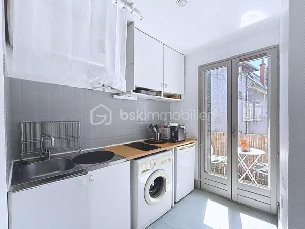Rare à la vente, bon rendement locatif dans secteur recherché, proximité de l'hôpital.

 Immeuble de rapport – Local commercial + T1 avec Garage - 

La Tronche, 89 Grande Rue,  je vous propose à la vente un immeuble composé :

- Au RDC :
Un local offrant de nombreuses possibilités d'exploitation ( commerce, bureau, profession libérale, activité de service...)
Le local ( de type T2) , bénéficie de deux pièces dont un coin cuisine équipée + une salle d'eau et un toilette. 
Son accès donne directement sur la Rue.

- Au 1er étage :
Un appartement de type T1 rénové, lumineux et fonctionnel, avec deux balcons.
Composition: 
-  une cuisine équipée avec balcon donnant sur une cour
-  un salon/ chambre avec balcon
-  une SDB et wc

Un garage est compris dans le prix.

Caractéristiques :``
- Aucune charge
- Chauffage électrique
- rénové

Vous êtes à la recherche d'un bien pour votre activité professionnelle avec l'avantage d'habiter au dessus, alors ce logement est fait pour vous.