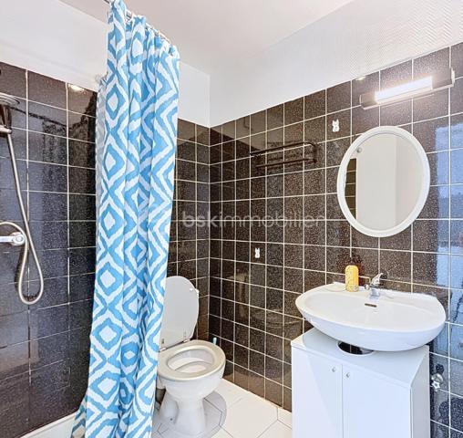 Rare à la vente, bon rendement locatif dans secteur recherché, proximité de l'hôpital.

 Immeuble de rapport – Local commercial + T1 avec Garage - 

La Tronche, 89 Grande Rue,  je vous propose à la vente un immeuble composé :

- Au RDC :
Un local offrant de nombreuses possibilités d'exploitation ( commerce, bureau, profession libérale, activité de service...)
Le local ( de type T2) , bénéficie de deux pièces dont un coin cuisine équipée + une salle d'eau et un toilette. 
Son accès donne directement sur la Rue.

- Au 1er étage :
Un appartement de type T1 rénové, lumineux et fonctionnel, avec deux balcons.
Composition: 
-  une cuisine équipée avec balcon donnant sur une cour
-  un salon/ chambre avec balcon
-  une SDB et wc

Un garage est compris dans le prix.

Caractéristiques :``
- Aucune charge
- Chauffage électrique
- rénové

Vous êtes à la recherche d'un bien pour votre activité professionnelle avec l'avantage d'habiter au dessus, alors ce logement est fait pour vous.