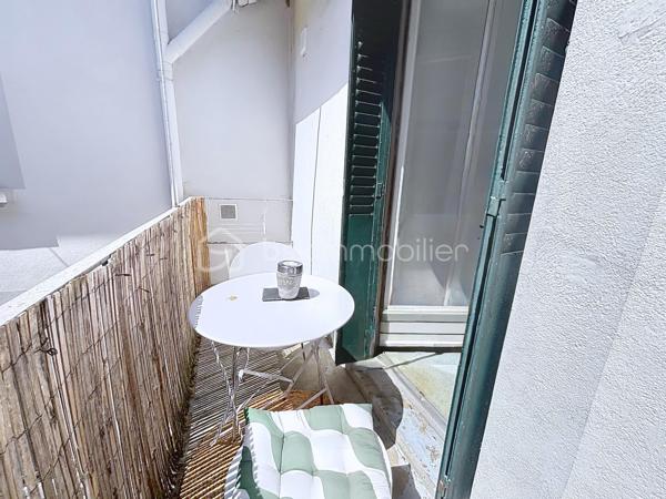 Rare à la vente, bon rendement locatif dans secteur recherché, proximité de l'hôpital.

 Immeuble de rapport – Local commercial + T1 avec Garage - 

La Tronche, 89 Grande Rue,  je vous propose à la vente un immeuble composé :

- Au RDC :
Un local offrant de nombreuses possibilités d'exploitation ( commerce, bureau, profession libérale, activité de service...)
Le local ( de type T2) , bénéficie de deux pièces dont un coin cuisine équipée + une salle d'eau et un toilette. 
Son accès donne directement sur la Rue.

- Au 1er étage :
Un appartement de type T1 rénové, lumineux et fonctionnel, avec deux balcons.
Composition: 
-  une cuisine équipée avec balcon donnant sur une cour
-  un salon/ chambre avec balcon
-  une SDB et wc

Un garage est compris dans le prix.

Caractéristiques :``
- Aucune charge
- Chauffage électrique
- rénové

Vous êtes à la recherche d'un bien pour votre activité professionnelle avec l'avantage d'habiter au dessus, alors ce logement est fait pour vous.