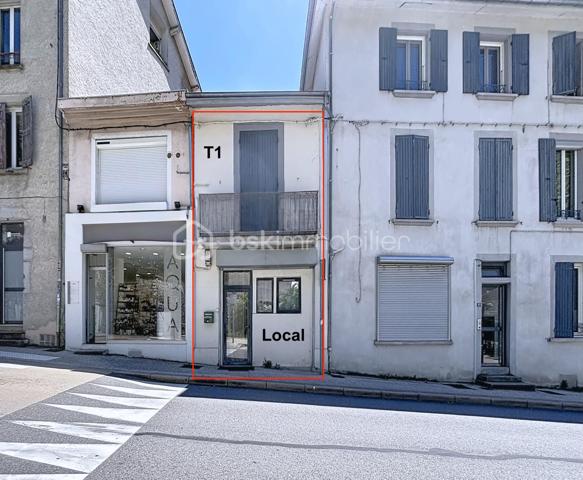 Rare à la vente, bon rendement locatif dans secteur recherché, proximité de l'hôpital.

 Immeuble de rapport – Local commercial + T1 avec Garage - 

La Tronche, 89 Grande Rue,  je vous propose à la vente un immeuble composé :

- Au RDC :
Un local offrant de nombreuses possibilités d'exploitation ( commerce, bureau, profession libérale, activité de service...)
Le local ( de type T2) , bénéficie de deux pièces dont un coin cuisine équipée + une salle d'eau et un toilette. 
Son accès donne directement sur la Rue.

- Au 1er étage :
Un appartement de type T1 rénové, lumineux et fonctionnel, avec deux balcons.
Composition: 
-  une cuisine équipée avec balcon donnant sur une cour
-  un salon/ chambre avec balcon
-  une SDB et wc

Un garage est compris dans le prix.

Caractéristiques :``
- Aucune charge
- Chauffage électrique
- rénové

Vous êtes à la recherche d'un bien pour votre activité professionnelle avec l'avantage d'habiter au dessus, alors ce logement est fait pour vous.