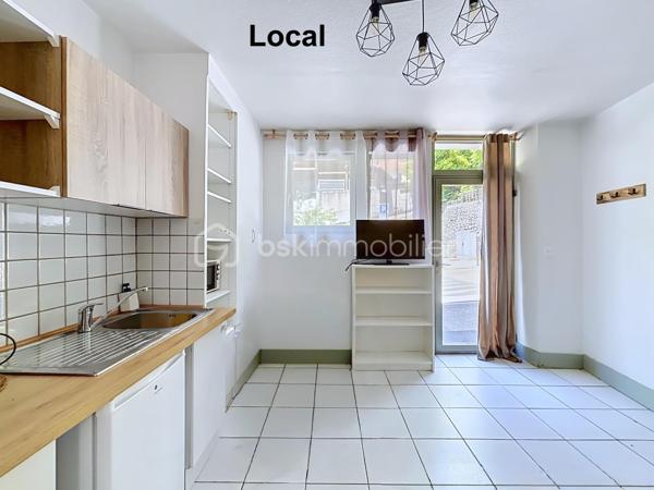 Rare à la vente, bon rendement locatif dans secteur recherché, proximité de l'hôpital.

 Immeuble de rapport – Local commercial + T1 avec Garage - 

La Tronche, 89 Grande Rue,  je vous propose à la vente un immeuble composé :

- Au RDC :
Un local offrant de nombreuses possibilités d'exploitation ( commerce, bureau, profession libérale, activité de service...)
Le local ( de type T2) , bénéficie de deux pièces dont un coin cuisine équipée + une salle d'eau et un toilette. 
Son accès donne directement sur la Rue.

- Au 1er étage :
Un appartement de type T1 rénové, lumineux et fonctionnel, avec deux balcons.
Composition: 
-  une cuisine équipée avec balcon donnant sur une cour
-  un salon/ chambre avec balcon
-  une SDB et wc

Un garage est compris dans le prix.

Caractéristiques :``
- Aucune charge
- Chauffage électrique
- rénové

Vous êtes à la recherche d'un bien pour votre activité professionnelle avec l'avantage d'habiter au dessus, alors ce logement est fait pour vous.