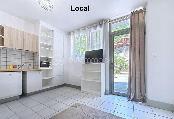 Rare à la vente, bon rendement locatif dans secteur recherché, proximité de l'hôpital.

 Immeuble de rapport – Local commercial + T1 avec Garage - 

La Tronche, 89 Grande Rue,  je vous propose à la vente un immeuble composé :

- Au RDC :
Un local offrant de nombreuses possibilités d'exploitation ( commerce, bureau, profession libérale, activité de service...)
Le local ( de type T2) , bénéficie de deux pièces dont un coin cuisine équipée + une salle d'eau et un toilette. 
Son accès donne directement sur la Rue.

- Au 1er étage :
Un appartement de type T1 rénové, lumineux et fonctionnel, avec deux balcons.
Composition: 
-  une cuisine équipée avec balcon donnant sur une cour
-  un salon/ chambre avec balcon
-  une SDB et wc

Un garage est compris dans le prix.

Caractéristiques :``
- Aucune charge
- Chauffage électrique
- rénové

Vous êtes à la recherche d'un bien pour votre activité professionnelle avec l'avantage d'habiter au dessus, alors ce logement est fait pour vous.