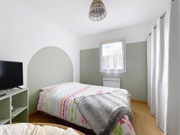 Maison de plain-pied quatre chambres avec jardin
