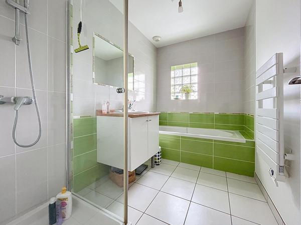 Maison de plain-pied quatre chambres avec jardin