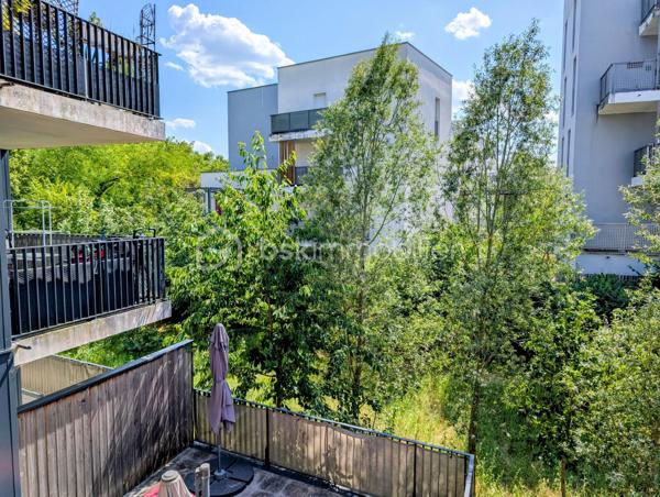 Dans un environnement verdoyant et privilégié, à seulement 7 minutes à pied de la gare RER D de Ris-Orangis et à proximité immédiate des commerces, de la médiathèque et d'un lac, venez découvrir ce bel appartement de 38 m² situé au 1er étage sur 4, avec ascenseur , au sein d'une résidence récente de 2013.
Dès l'entrée, vous serez séduit par son très bon état général car cet appartement de 2 pièces vient d'être repeint entièrement et ne nécessite aucuns travaux.
Le séjour lumineux avec cuisine ouverte s'ouvre sur un agréable balcon filant de presque 7 m². Une chambre confortable donne également sur le balcon. Une salle de bains avec WC complète ce bien fonctionnel et parfaitement agencé.
Les atouts qui font la différence :
- Résidence récente (2013)
- DPE B (excellente performance énergétique)
- Chauffage et eau chaude par géothermie,
- Ascenseur, interphone, fibre
- Place de parking en sous-sol
- Grand balcon
- Appartement prêt à vivre
- Ecoquartier calme et verdoyant avec lac
- Gare RER D et commerces de proximité à 7 mn à pied
Cet appartement constitue une opportunité idéale pour un 1er achat, un pied-à-terre ou un investissement patrimonial.
Vous recherchez un logement alliant confort moderne, faibles consommations énergétiques et cadre de vie agréable ? Une visite s'impose !