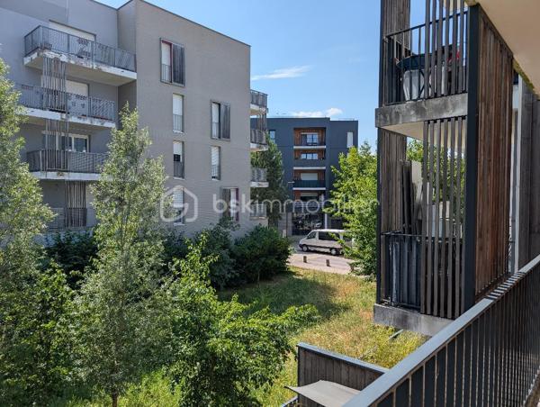 Dans un environnement verdoyant et privilégié, à seulement 7 minutes à pied de la gare RER D de Ris-Orangis et à proximité immédiate des commerces, de la médiathèque et d'un lac, venez découvrir ce bel appartement de 38 m² situé au 1er étage sur 4, avec ascenseur , au sein d'une résidence récente de 2013.
Dès l'entrée, vous serez séduit par son très bon état général car cet appartement de 2 pièces vient d'être repeint entièrement et ne nécessite aucuns travaux.
Le séjour lumineux avec cuisine ouverte s'ouvre sur un agréable balcon filant de presque 7 m². Une chambre confortable donne également sur le balcon. Une salle de bains avec WC complète ce bien fonctionnel et parfaitement agencé.
Les atouts qui font la différence :
- Résidence récente (2013)
- DPE B (excellente performance énergétique)
- Chauffage et eau chaude par géothermie,
- Ascenseur, interphone, fibre
- Place de parking en sous-sol
- Grand balcon
- Appartement prêt à vivre
- Ecoquartier calme et verdoyant avec lac
- Gare RER D et commerces de proximité à 7 mn à pied
Cet appartement constitue une opportunité idéale pour un 1er achat, un pied-à-terre ou un investissement patrimonial.
Vous recherchez un logement alliant confort moderne, faibles consommations énergétiques et cadre de vie agréable ? Une visite s'impose !