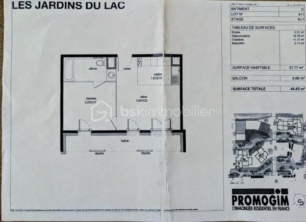 Dans un environnement verdoyant et privilégié, à seulement 7 minutes à pied de la gare RER D de Ris-Orangis et à proximité immédiate des commerces, de la médiathèque et d'un lac, venez découvrir ce bel appartement de 38 m² situé au 1er étage sur 4, avec ascenseur , au sein d'une résidence récente de 2013.
Dès l'entrée, vous serez séduit par son très bon état général car cet appartement de 2 pièces vient d'être repeint entièrement et ne nécessite aucuns travaux.
Le séjour lumineux avec cuisine ouverte s'ouvre sur un agréable balcon filant de presque 7 m². Une chambre confortable donne également sur le balcon. Une salle de bains avec WC complète ce bien fonctionnel et parfaitement agencé.
Les atouts qui font la différence :
- Résidence récente (2013)
- DPE B (excellente performance énergétique)
- Chauffage et eau chaude par géothermie,
- Ascenseur, interphone, fibre
- Place de parking en sous-sol
- Grand balcon
- Appartement prêt à vivre
- Ecoquartier calme et verdoyant avec lac
- Gare RER D et commerces de proximité à 7 mn à pied
Cet appartement constitue une opportunité idéale pour un 1er achat, un pied-à-terre ou un investissement patrimonial.
Vous recherchez un logement alliant confort moderne, faibles consommations énergétiques et cadre de vie agréable ? Une visite s'impose !