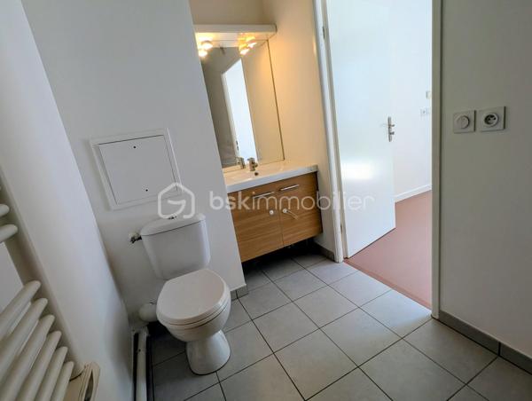 Dans un environnement verdoyant et privilégié, à seulement 7 minutes à pied de la gare RER D de Ris-Orangis et à proximité immédiate des commerces, de la médiathèque et d'un lac, venez découvrir ce bel appartement de 38 m² situé au 1er étage sur 4, avec ascenseur , au sein d'une résidence récente de 2013.
Dès l'entrée, vous serez séduit par son très bon état général car cet appartement de 2 pièces vient d'être repeint entièrement et ne nécessite aucuns travaux.
Le séjour lumineux avec cuisine ouverte s'ouvre sur un agréable balcon filant de presque 7 m². Une chambre confortable donne également sur le balcon. Une salle de bains avec WC complète ce bien fonctionnel et parfaitement agencé.
Les atouts qui font la différence :
- Résidence récente (2013)
- DPE B (excellente performance énergétique)
- Chauffage et eau chaude par géothermie,
- Ascenseur, interphone, fibre
- Place de parking en sous-sol
- Grand balcon
- Appartement prêt à vivre
- Ecoquartier calme et verdoyant avec lac
- Gare RER D et commerces de proximité à 7 mn à pied
Cet appartement constitue une opportunité idéale pour un 1er achat, un pied-à-terre ou un investissement patrimonial.
Vous recherchez un logement alliant confort moderne, faibles consommations énergétiques et cadre de vie agréable ? Une visite s'impose !