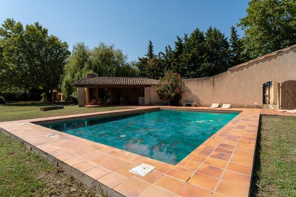 Mas en campagne avec piscine dans un écrin de verdure