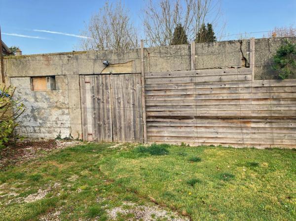 Maison prête à vivre à 6 kms de Lisieux - Terrain de 1200 m2 avec dépendance.