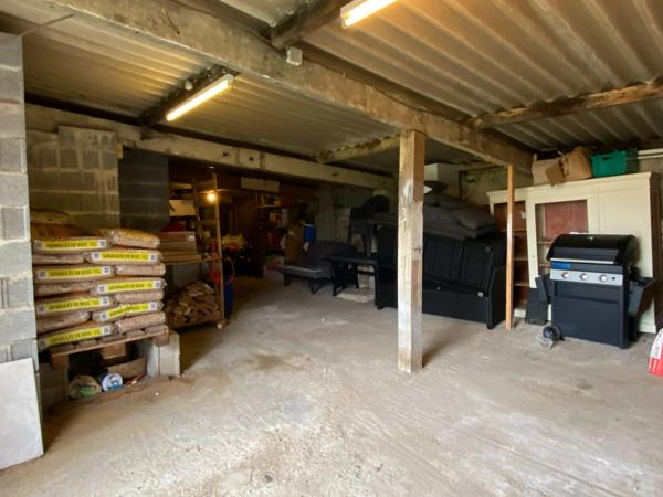 Maison prête à vivre à 6 kms de Lisieux - Terrain de 1200 m2 avec dépendance.