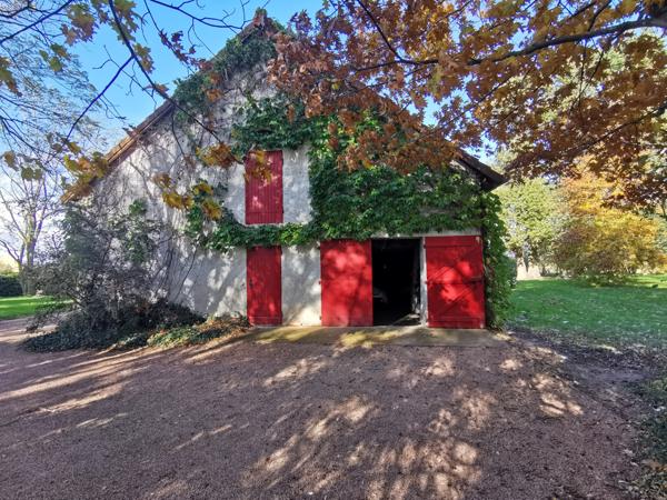 Isserpent (03120) Sur l'axe Roanne, Vichy, superbe longère traditionnelle, grand jardin arboré, possibilités d'aménagements