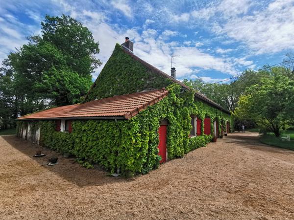Isserpent (03120) Sur l'axe Roanne, Vichy, superbe longère traditionnelle, grand jardin arboré, possibilités d'aménagements