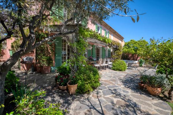 Maison de charme offrant 8 chambres avec vue mer et piscine à Saint-Tropez