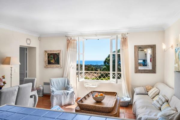 Maison de charme offrant 8 chambres avec vue mer et piscine à Saint-Tropez