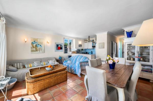 Maison de charme offrant 8 chambres avec vue mer et piscine à Saint-Tropez