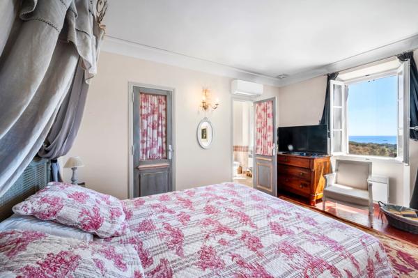 Maison de charme offrant 8 chambres avec vue mer et piscine à Saint-Tropez