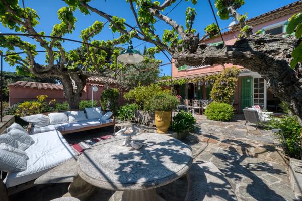 Maison de charme offrant 8 chambres avec vue mer et piscine à Saint-Tropez