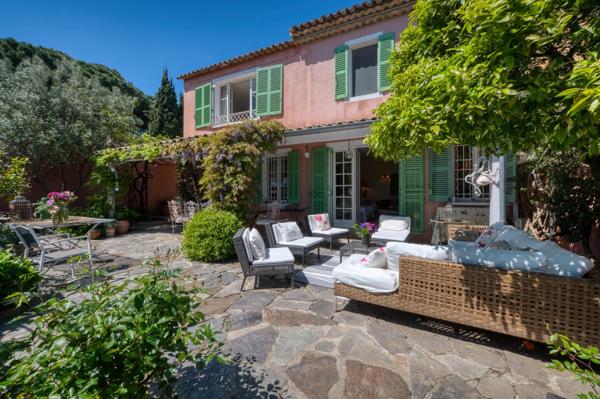 Maison de charme offrant 8 chambres avec vue mer et piscine à Saint-Tropez