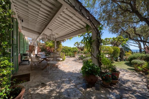 Maison de charme offrant 8 chambres avec vue mer et piscine à Saint-Tropez