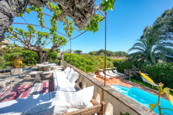 Maison de charme offrant 8 chambres avec vue mer et piscine à Saint-Tropez