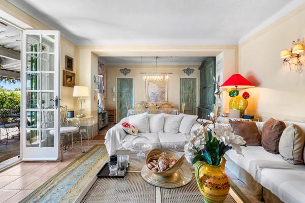 Maison de charme offrant 8 chambres avec vue mer et piscine à Saint-Tropez