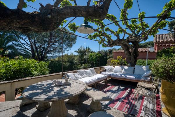 Maison de charme offrant 8 chambres avec vue mer et piscine à Saint-Tropez