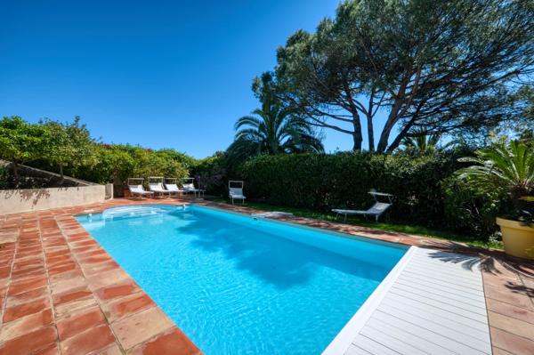 Maison de charme offrant 8 chambres avec vue mer et piscine à Saint-Tropez