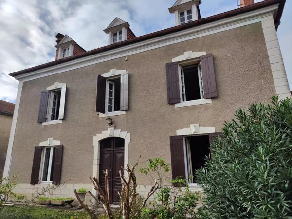 Ancienne ferme imposante au cœur d'un charmant village