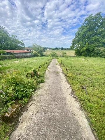 Ancienne ferme imposante au cœur d'un charmant village