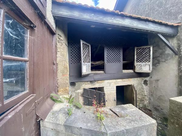 Ancienne ferme imposante au cœur d'un charmant village