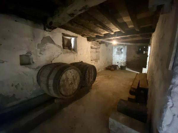 Ancienne ferme imposante au cœur d'un charmant village