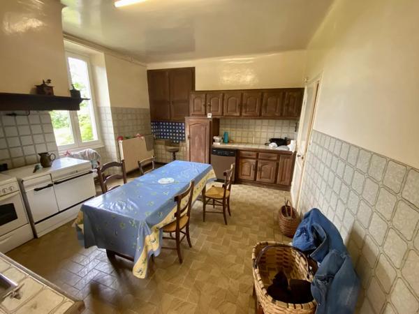 Ancienne ferme imposante au cœur d'un charmant village