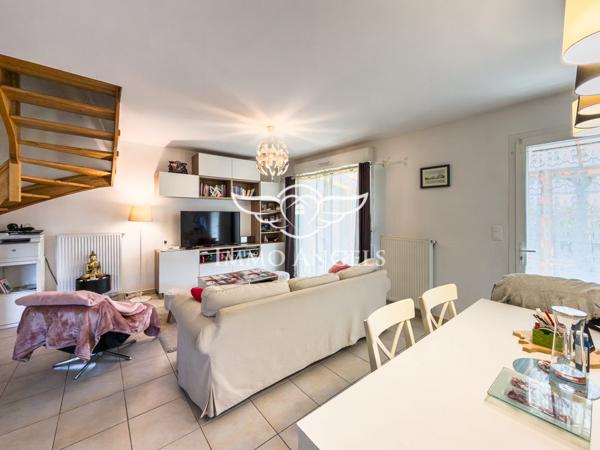 Maison mitoyenne 81 m2, 3 chambres, garage, terrain de 207 m2