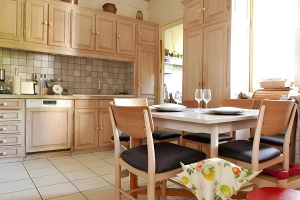 Maison familiale en pierre avec jardin garage et cave