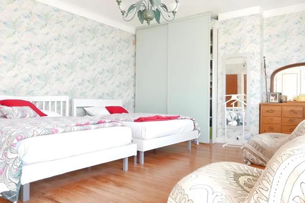 Maison familiale en pierre avec jardin garage et cave