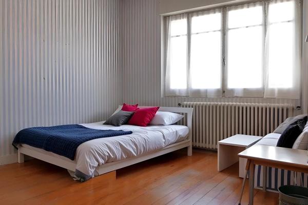 Maison familiale en pierre avec jardin garage et cave