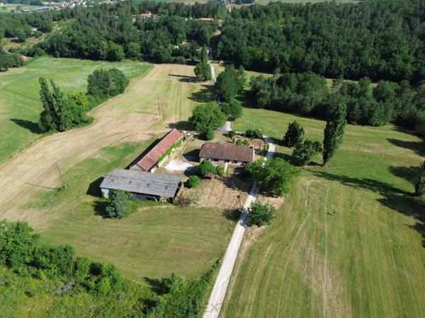 Dans un cadre naturel exceptionnel corps de ferme à restaurer