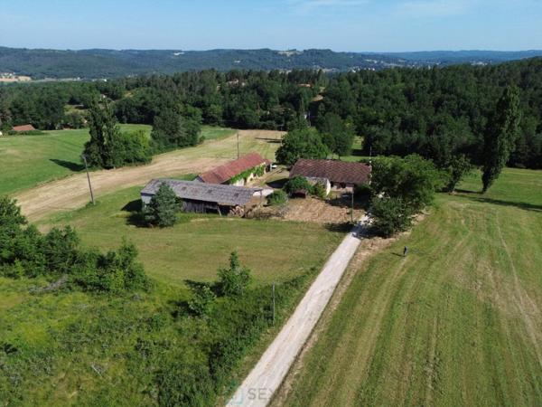 Dans un cadre naturel exceptionnel corps de ferme à restaurer