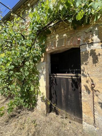 Dans un cadre naturel exceptionnel corps de ferme à restaurer