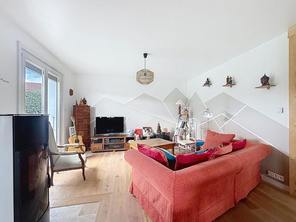 Maison Pérouges 4 pièces 100 m2, terrain clos et piscine, proche Meximieux et gare