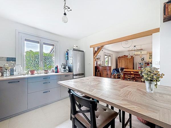 Maison Pérouges 4 pièces 100 m2, terrain clos et piscine, proche Meximieux et gare