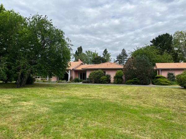 MERIGNAC PAS DE L'ANE - BURCK - Parc de 8400m² - Maison de 160m² avec piscine, pool house, garage de 115m².