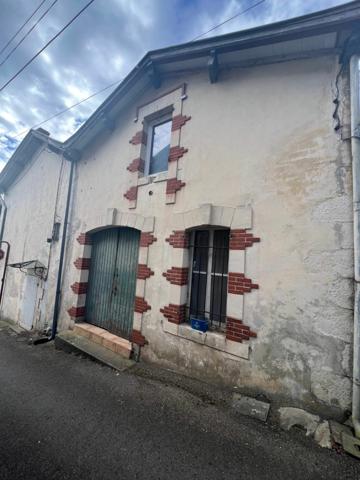 Maison à vendre    2 pièces •  Roquefort