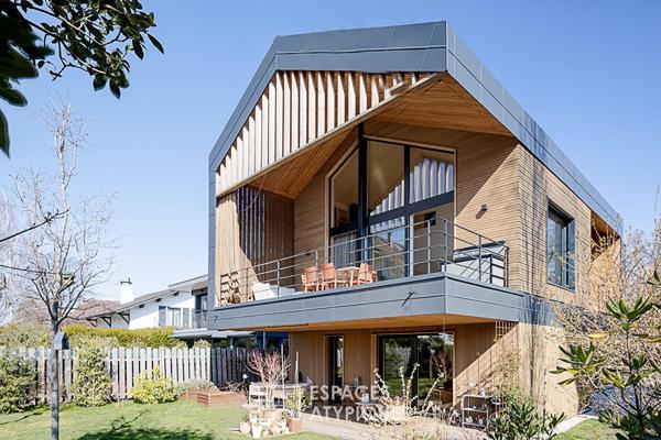 Maison d’architecte éco-conçue avec dépendances proche des rives du Léman