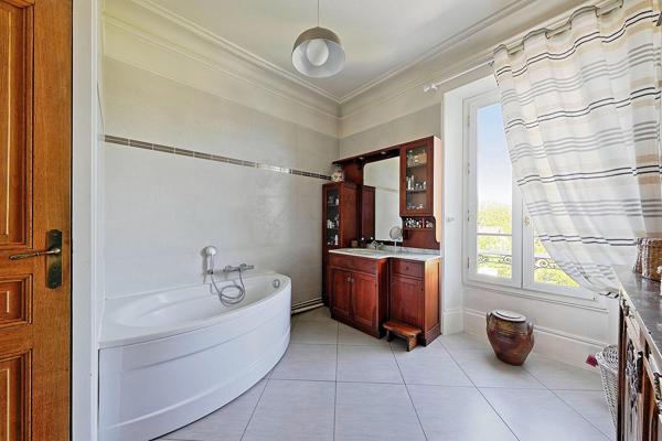 Élégante maison bourgeoise avec piscine et terrasse dominante